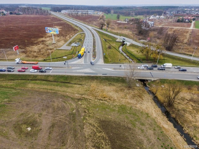 Drogowcy mają działać jeszcze na trzech brakujących odcinkach obwodnicy: Mirków - Łany, rondo w Żernikach Wrocławskich - ulica Grota-Roweckiego i ostatnim od Grota-Roweckiego do ronda przy centrum handlowym Auchan. Czy jest szansa, że pojawia się na którymś z nich w 2020 roku i kiedy dokładnie. Tłumaczy to nadzorująca inwestycję Dolnośląska Służba Dróg i Kolei.

 Co będzie się działo w najbliższym czasie na kolejnych odcinkach wschodniej obwodnicy? Przeczytaj na następnych slajdach, posługując się klawiszami strzałek, myszką albo gestami