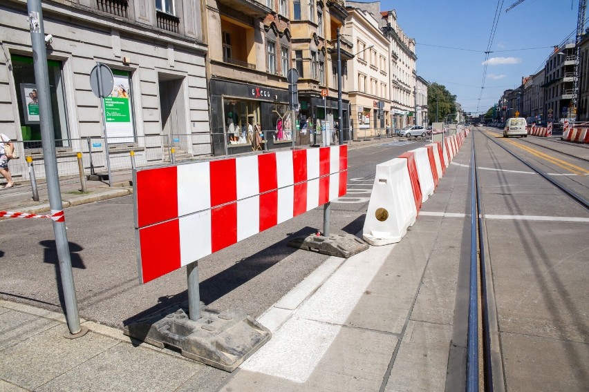 Ruch kołowy odbywa się torowiskiem tramwajowym, a to...