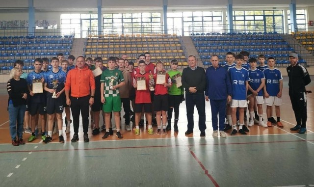 Uczestnicy i organizatorzy Turnieju Mini Piłki Nożnej o Puchar Przewodniczącego Zgromadzenia Związku Międzygminnego Nidzica Marka Szmuca
