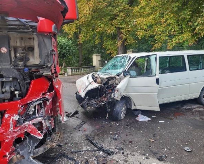 Groźne zderzenie z udziałem samochodów z terenu powiatu szamotulskiego