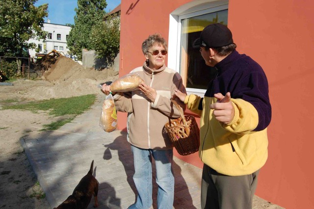 Kierownik robót sam kupił  mieszkańcom chleb - na zgodę
