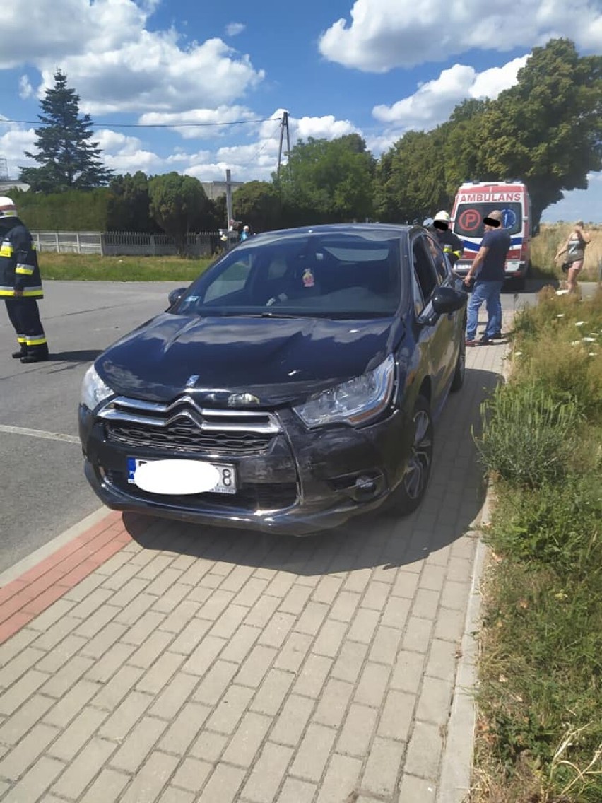 Bus firmy kurierskiej zderzył się z samochodem osobowym