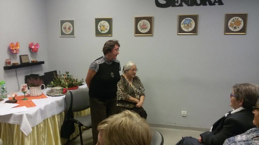 Klub Seniora Jaworzno: Panie Kłosowicz prezentowały hafty, a Alicja Dudek czytała swoje wiersze