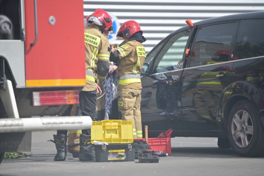 Dziecko było uwięzione w samochodzie na parkingu w Grudziądzu. Pomogli strażacy