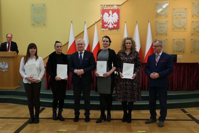 W Opolskim Urzędzie Wojewódzkim wręczono pedagogom awanse na stopień nauczyciela dyplomowanego.