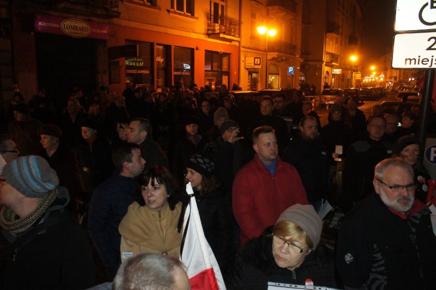 Protest w Kaliszu. Demonstracja przed siedzibą PiS