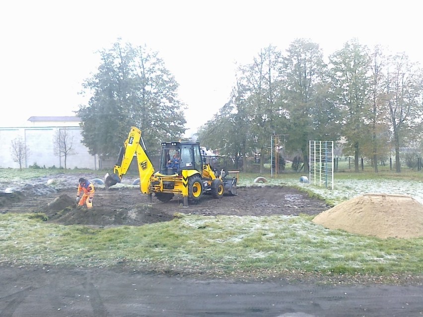 Rodzice dzieci ze szkoły pomogli przy zlikwidowaniu starego...