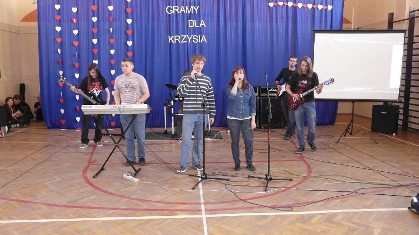 Wieluń: Uczniowie II LO zagrali dla chorego Krzysia