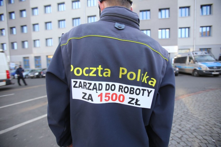 Protest listonoszy w Katowicach [ZDJĘCIA]. Pocztowcy żądają m.in. podwyżek i zmniejszenia rejonów