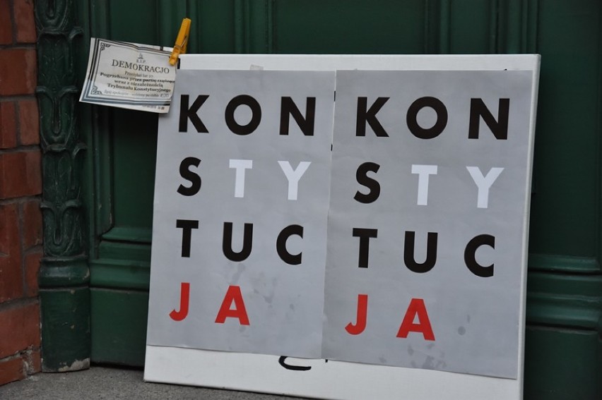 Spontaniczny protest przed Sądem Okręgowym w Legnicy [ZDJĘCIA]