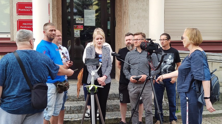 Konferencja prasowa grupy referendalnej w Piotrkowie, krytycznie ocenili absolutorium dla prezydenta Krzysztofa Chojniaka ZDJĘCIA