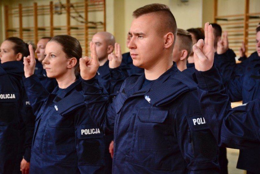 Nowi policjanci w szeregach łódzkiej policji. Ślubowanie na terenie OPP w Łodzi [ZDJĘCIA]