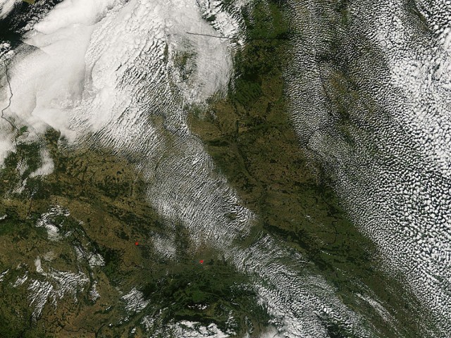 Aktualne zdjęcie satelitarne Polski pokazuje chmury przemieszczające się z północnego-zachodu na południowy-wschód.