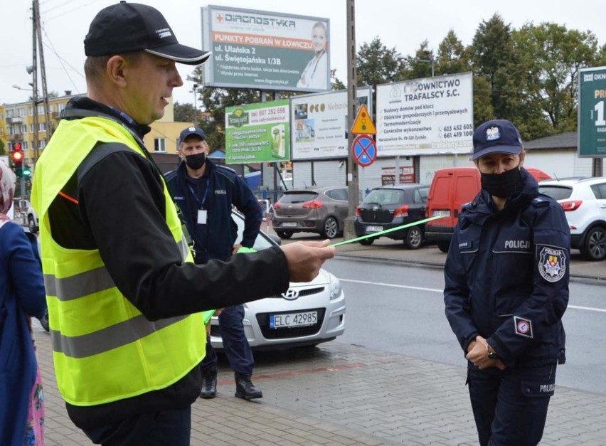 Policja rozdawała odblaski przy Przedszkolu nr 4 w Łowiczu [ZDJĘCIA]