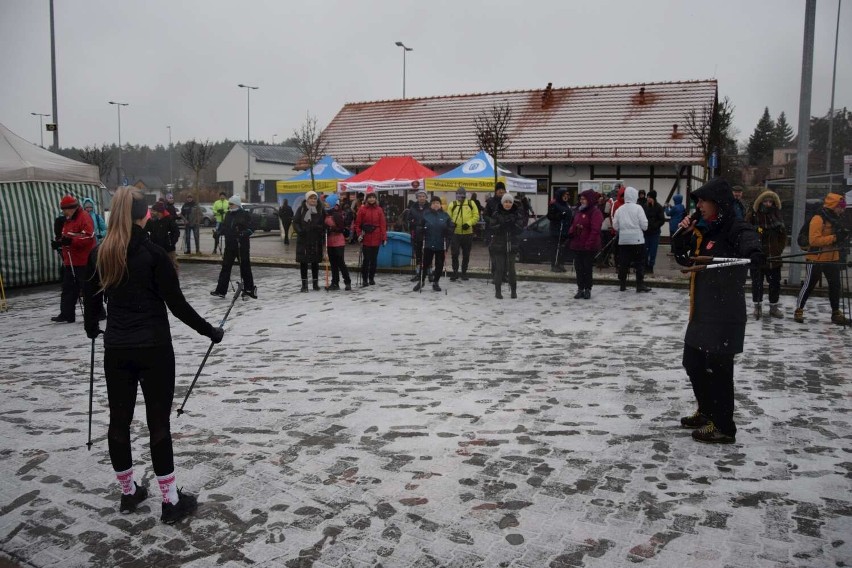 WOŚP 2022 w Skokach. Kilkadziesiąt osób wzięło udział w marszu z kijkami