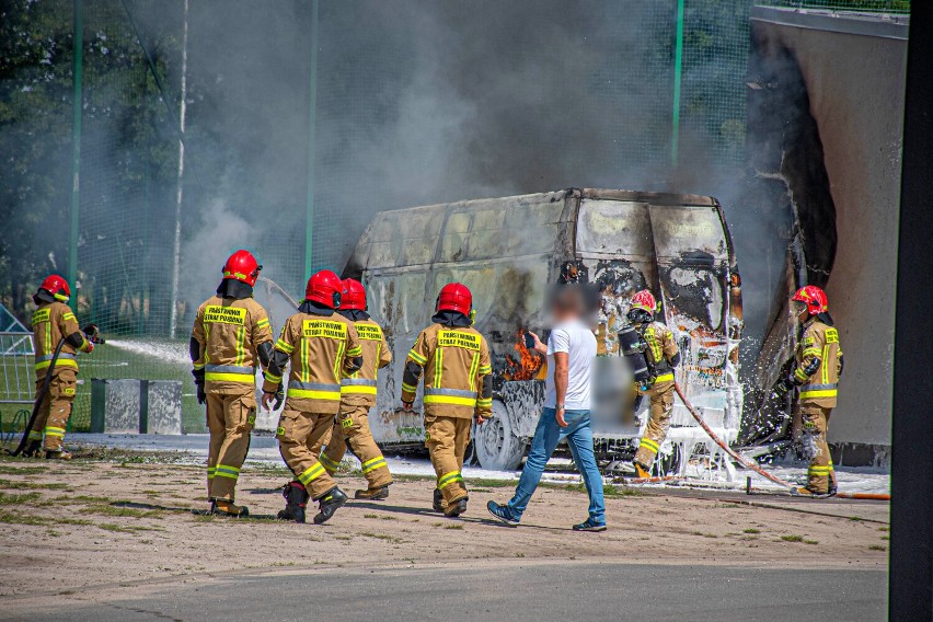 Na Błoniach spłonął bus i uszkodzona została elewacja szatni [ZDJĘCIA]