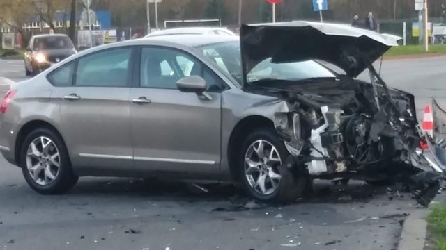 Do zdarzenia doszło w sobotę, 30 marca, na rondzie Wyszyńskiego w Gorzowie. Jedna osoba została ranna.
 
Kierowca citroena prawidłowo poruszał się po rondzie. Kierujący skodą wymusił pierwszeństwo i został uderzony w bok przez prawidłowo jadącego citroena. Skoda wypadła z drogi, skosiła znak i zatrzymała się na trawie.
 
W wyniku wypadku ranny został kierowca skody, który trafił do szpitala. Na miejscu zdarzenia jest gorzowska policja, karetka pogotowia ratunkowego oraz dwa wozy strażackie.

Zobacz też wideo: Pijany Romeo i Julia na rowerach w gminie Drezdenko. On miał 1,5, ona 4 promile


