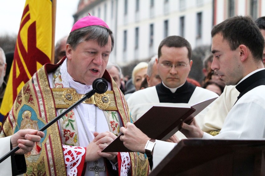 Arcybiskup Józef Kupny, metropolita wrocławski:
Śledząc...