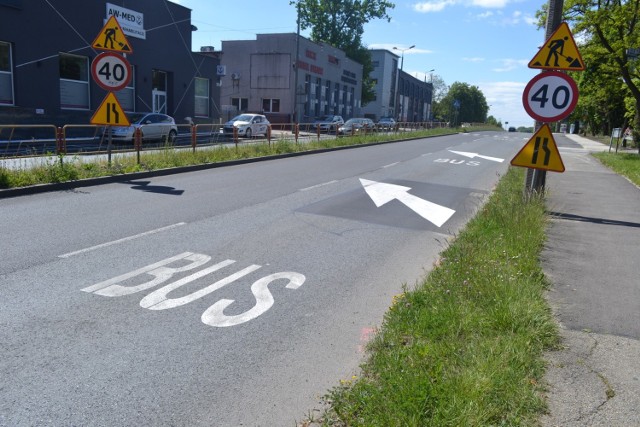 Buspas w Sosnowcu rozpoczyna się z jednej strony już obok stacji benzynowej zaraz przy granicy z Dąbrową Górniczą. 

Zobacz kolejne zdjęcia. Przesuwaj zdjęcia w prawo - naciśnij strzałkę lub przycisk NASTĘPNE