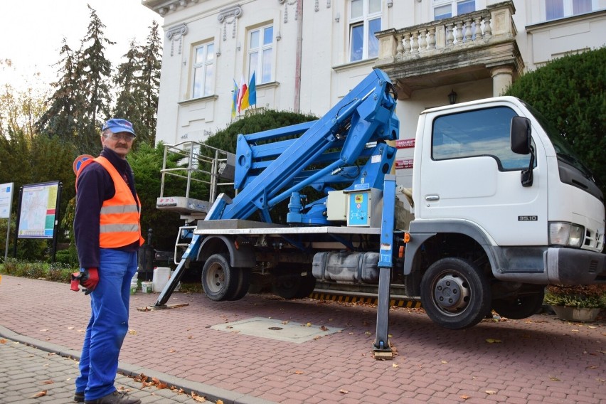 Herb Tarnobrzega na budynku urzędu miasta jest remontowany. Wkrótce odzyska właściwe barwy. Zobacz zdjęcia