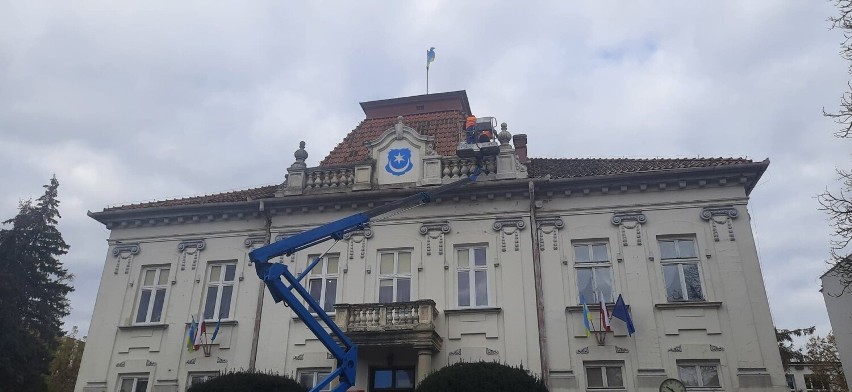 Herb Tarnobrzega na budynku urzędu miasta jest remontowany. Wkrótce odzyska właściwe barwy. Zobacz zdjęcia