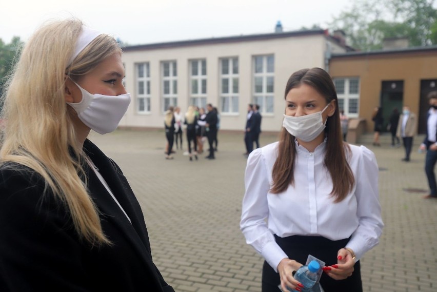 Matura 2020 w 20 Liceum Ogólnokształcącym w Łodzi. Zobacz zdjęcia z matury w czasie pandemii ZDJĘCIA