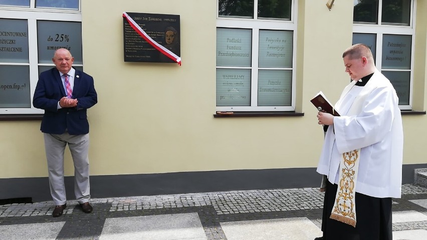 W Suwałkach odsłonięto tablicę upamiętniającą księdza Jerzego Zawadzkiego