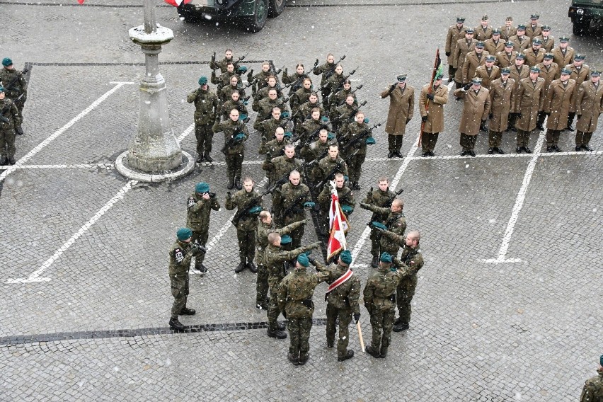 Uroczysta przysięga wojskowa na placu przed ratuszem w...