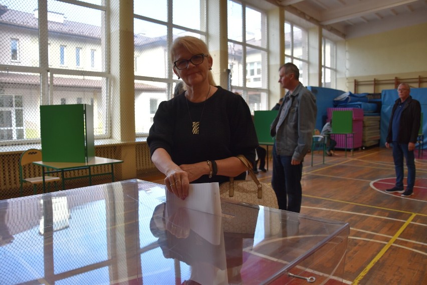 Głosowanie w OKW w szkole w Koszycach Wielkich koło Tarnowa