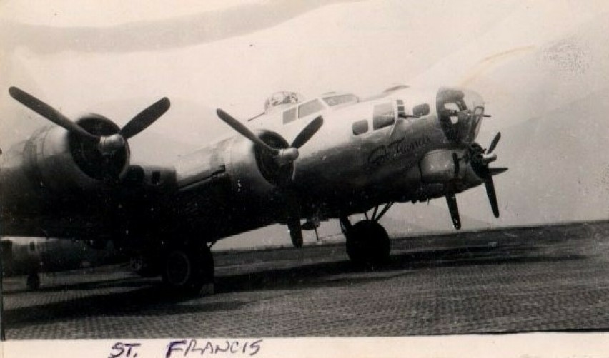 Bombowiec B-17G, nazwany przez 10-osobową załogę „St....