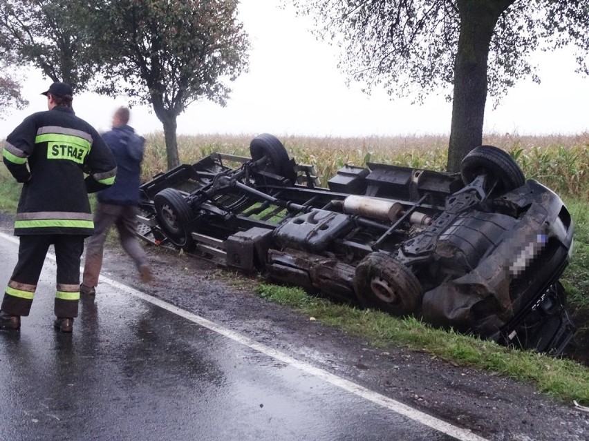 Wypadek w Witaszycach: Wypadł z drogi i dachował. Dwie osoby...