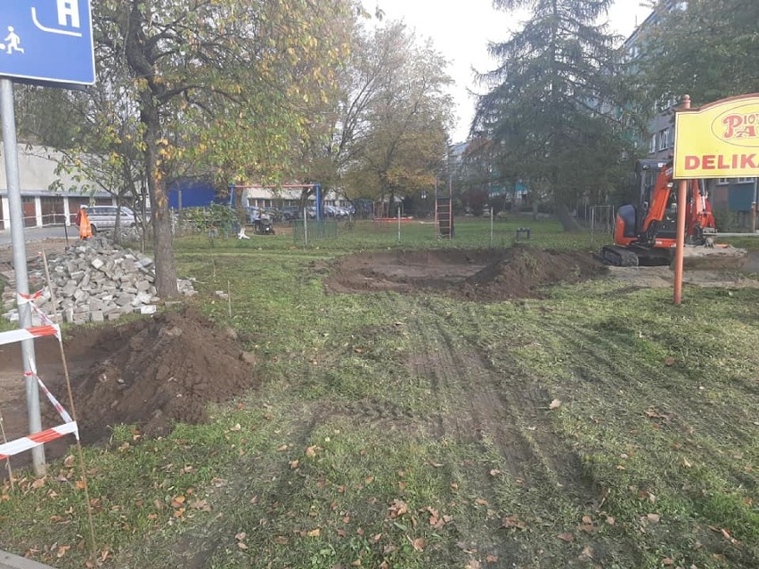 Na os. Kmiecie powstaje nowy parking na 15 samochodów.