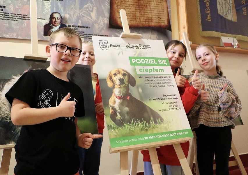 W szkołach będą promować adopcje zwierząt. Pierwsza wystawa już gości w SP nr 1 w Kaliszu. ZDJĘCIA