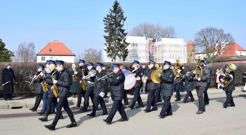 Niedziela Palmowa w Nowym Stawie [ZDJĘCIA]. Już tradycyjnie Jezus przejechał przez miasto na osiołku