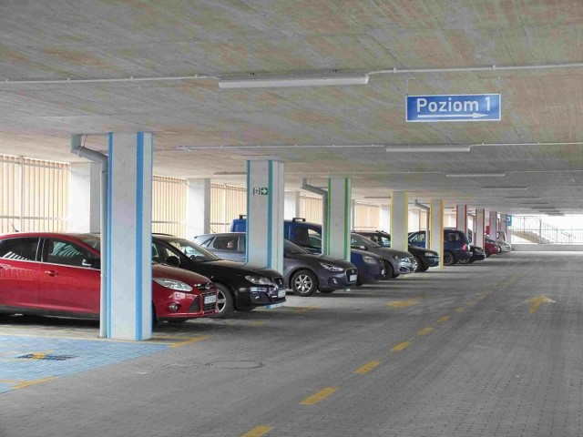 Parking na dworcu Starachowice Zachodnie. Miejsca parkingowe bywają zajęte w 60 procentach, ale tylko na dolnym poziomie parkowania. Zobacz na kolejnych zdjęciach jak wyglądają wielkie starachowickie inwestycje