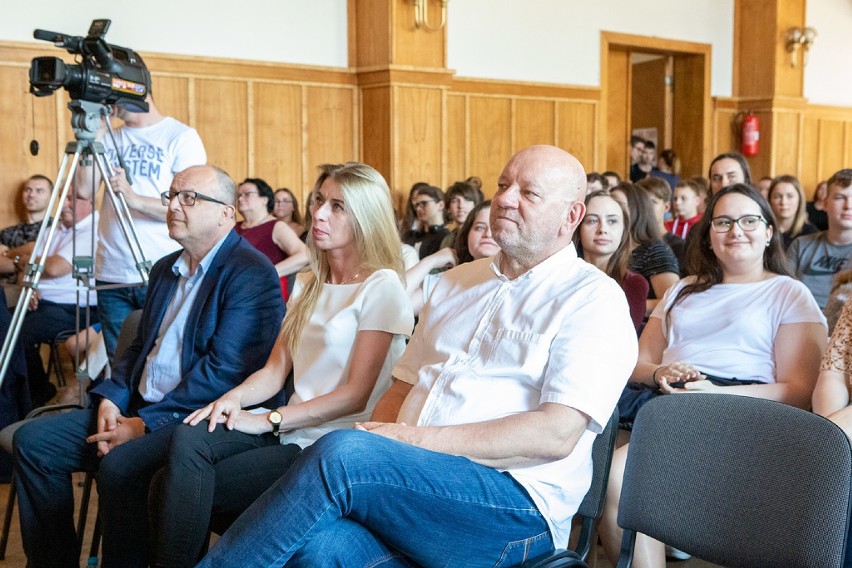 Początek wolności czy zdrada elit? Wielki finał debat oksfordzkich z okazji rocznicy historycznych wyborów [ZDJĘCIA]