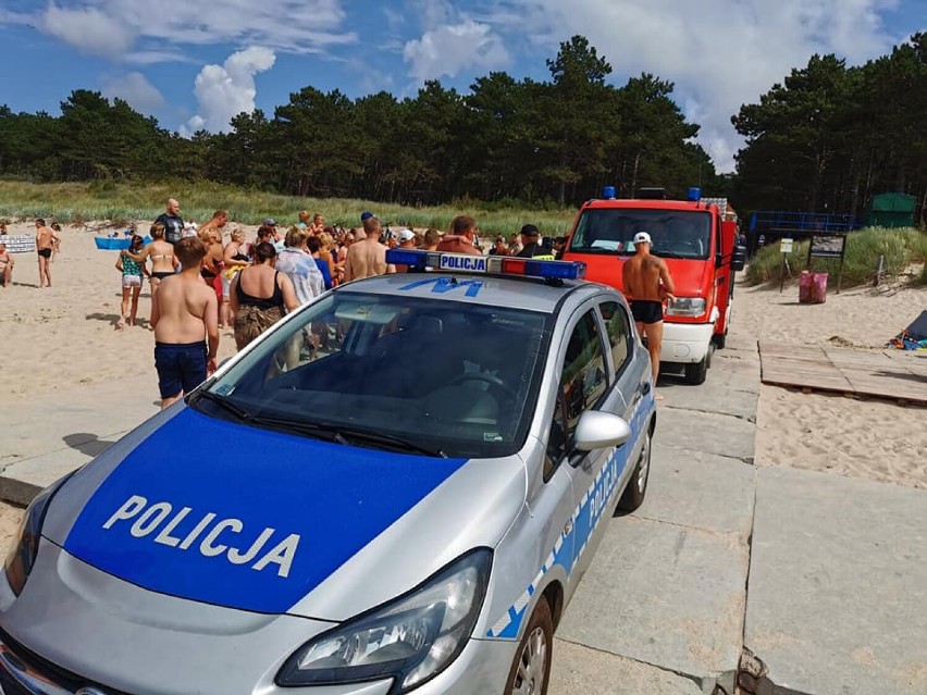 Na plaży w Dąbkach m.in. policjanci i strażacy. Edukowali turystów [zdjęcia] 
