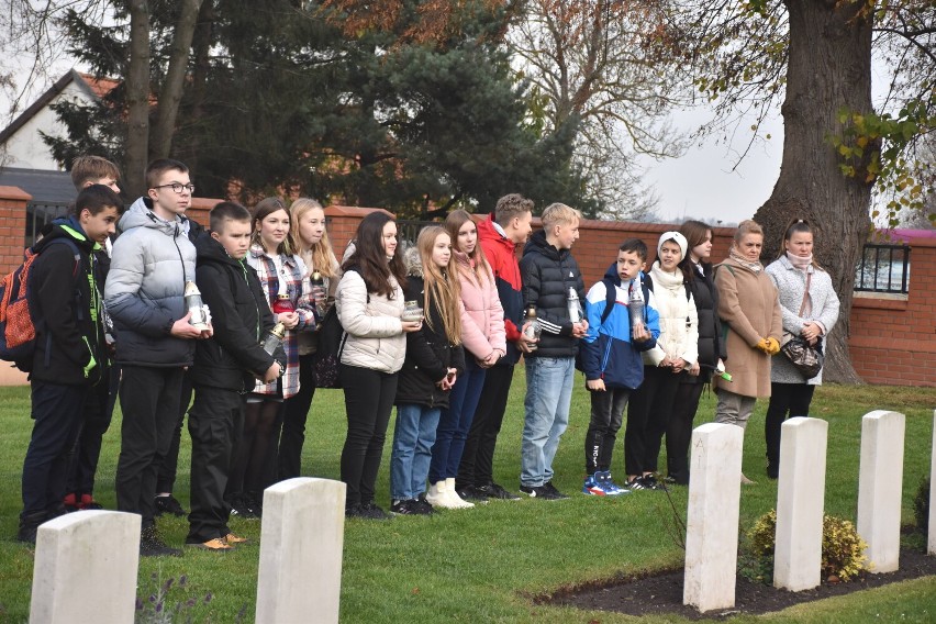 Malbork. Dzień Pamięci 2022 na Cmentarzu Wojennym Wspólnoty Brytyjskiej. "Ich tragicznie zakończone życie jest przestrogą i nauką"