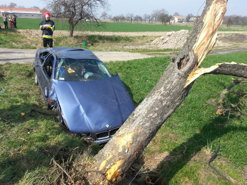 Wypadek w Łukaszewie: Wypadł z drogi i uderzył w drzewo