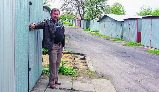 Na osiedlu Piastów Śląskich brakuje parkingów. Michał Pracz liczy na to, że decyzja z likwidacji garaży zostanie cofnięta, albo odroczona