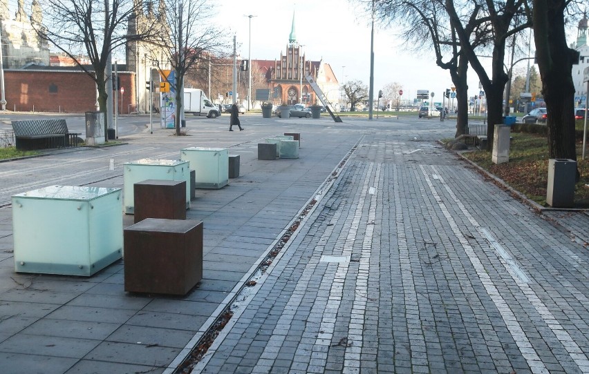 Zapadnięte i poluzowane elementy nawierzchni, to aktualny...