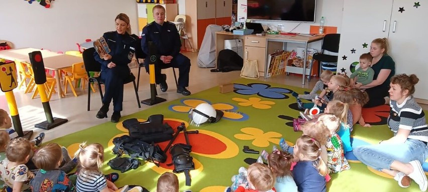Wieluńscy policjanci spotkali się z dziećmi w żłobku i przedszkolu nr 1 ZDJĘCIA