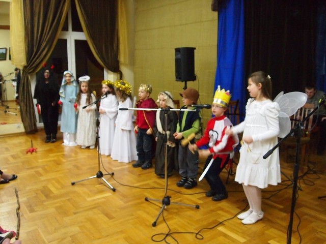 Publiczność wysłuchała najpiękniejszych polskich kolęd w wykonaniu 19 instrumentalistów, dziewczęcego chóru kameralnego Piccolo Coro oraz chórku stworzonego przez maluchów Piccolo Coro Junior. Młodzi muzycy wykonywali kolędy rozpisane aranżacyjnie na kilka partii głosowych.