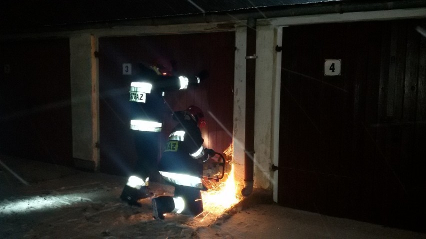 Strażacy gasili pożar garażu