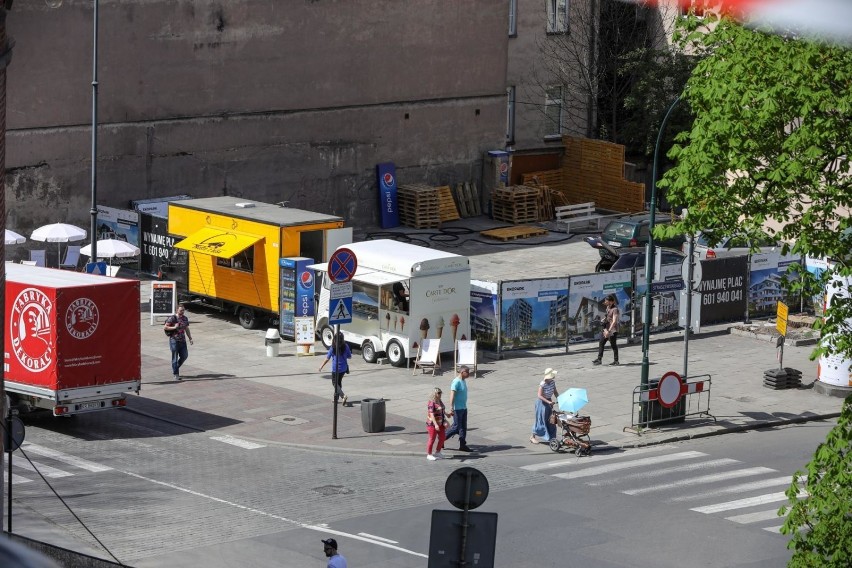 Kraków. Food trucki zaparkowały pod samym Wawelem. Przejmują wolny plac