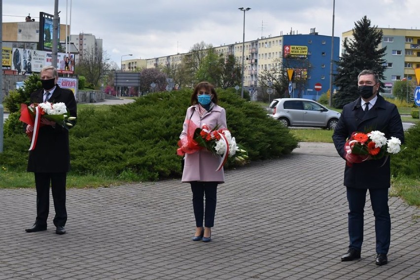 3 Maja w Pile. Złożono kwiaty pod pomnikiem Stanisława Staszica 