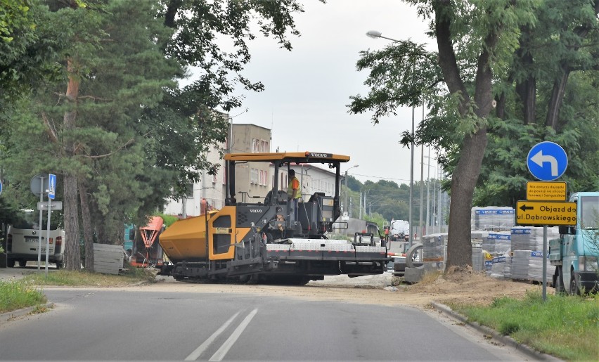 Pod wiaduktem przy al. Tarnowskich ułożono asfalt. Po czterech latach remontu [ZDJĘCIA]