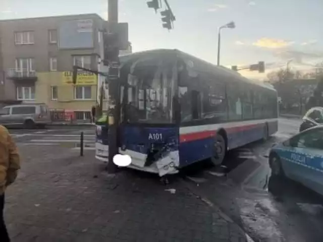 Kierowca autobusu chcąc uniknąć zderzenia, uderzył w sygnalizator świetlny