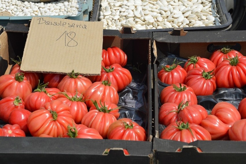Ceny warzyw i owoców na targu w Stalowej Woli. Po ile truskawki? Zobacz zdjęcia
