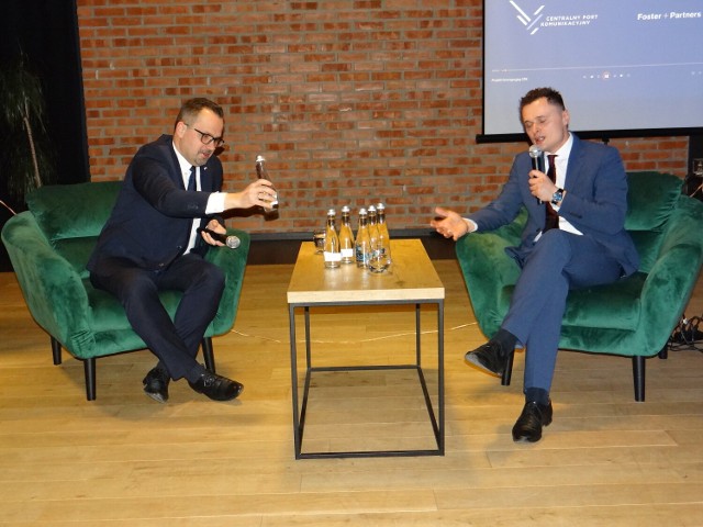 Poseł Marcin Horała (z lewej) mówił o Centralnym Porcie Komunikacyjnym na spotkaniu z Krzysztofem Cieciórą (z prawej) w Radomsku